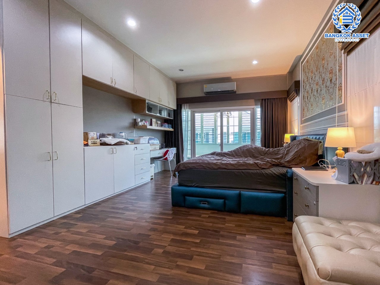 *****บ้านเดี่ยวมือสอง ม. คุณาลัย ซิมโฟนี บ้านกล้วย-ไทรน้อย บ้านสวยพร้อมเข้าอยู่ หลังมุม บนเนื้อที่กว่า 74.9 ตร.ว. พื้นที่ใช้สอยกว้างถึง 250 ตร.ม. ฟังก์ชัน 5 ห้องนอน 4 ห้องน้ำ 2 ที่จอดรถ บนทำเลโซนเมือง เดินทางสะดวกใกล้ร้านอาหาร เชื่อมต่อถนน หลายเส้นทาง ใกล้รถไฟฟ้าสายสีม่วง "สถานีคลองบางไผ่" และเซ็นทรัลเวสต์เกต